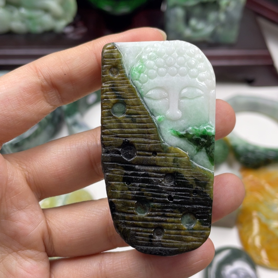 雅***道翡翠未镶嵌颈饰牌子