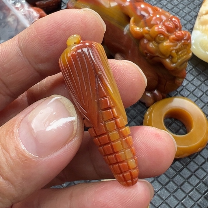 石英质玉（黄龙玉）颈饰未镶嵌