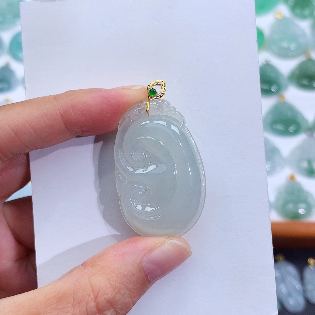 翡翠18K金镶嵌颈饰翡翠吊坠