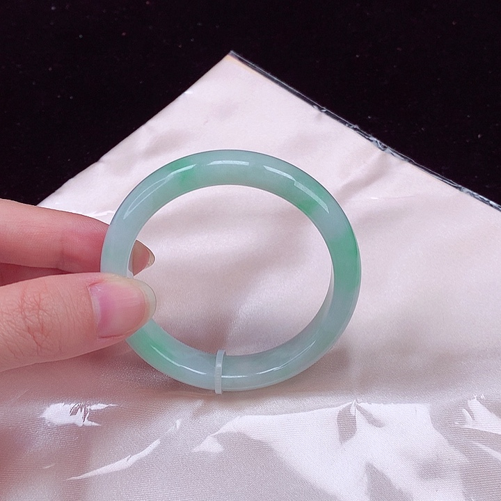 翡翠手镯未镶嵌翡翠