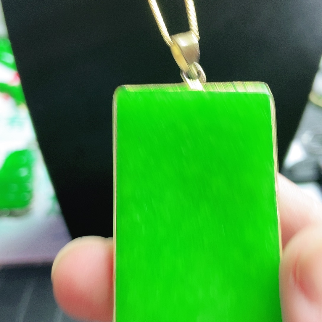 翡翠18K金镶嵌颈饰吊坠