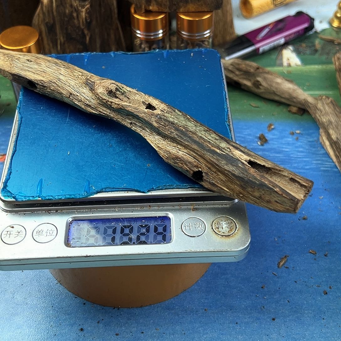 香料绿奇楠虫漏白棋19克