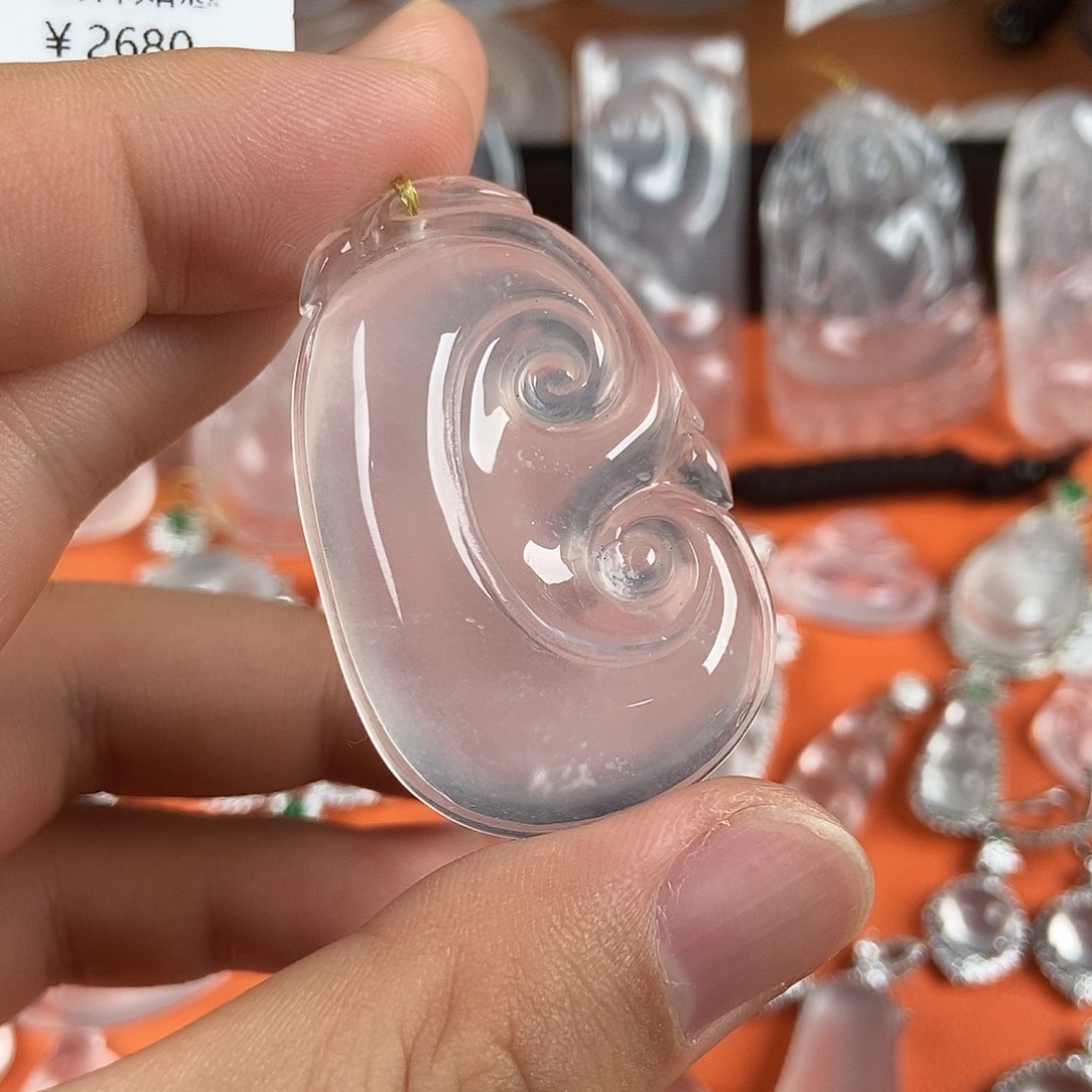 石英质玉未镶嵌颈饰如意