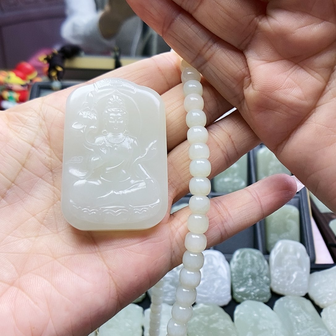 和田玉颈饰未镶嵌画**?