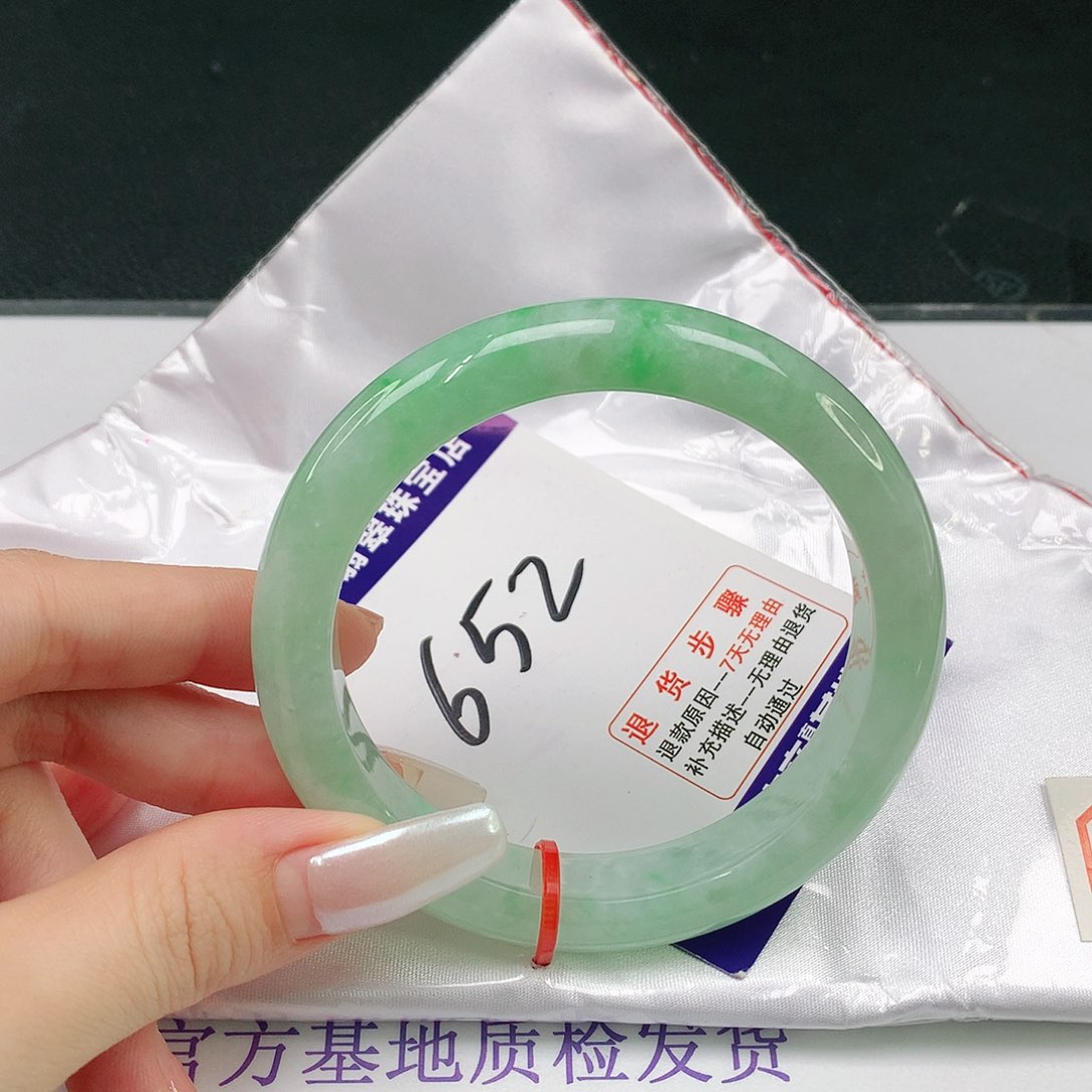 翡翠手镯未镶嵌社****段翡翠手镯