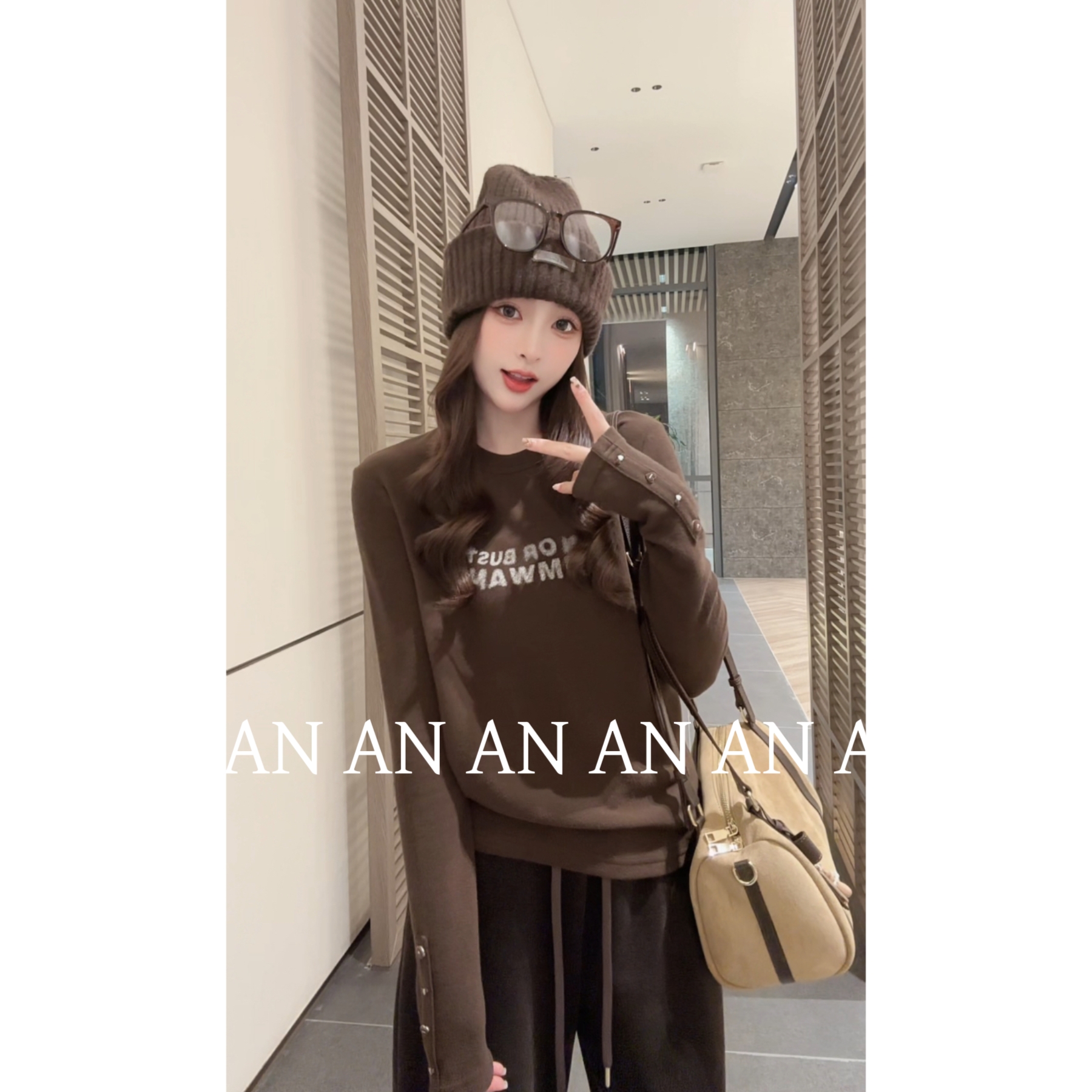 C10502休闲通勤舒适软糯宽松袖子爱心纽扣字母双面德绒打底衫