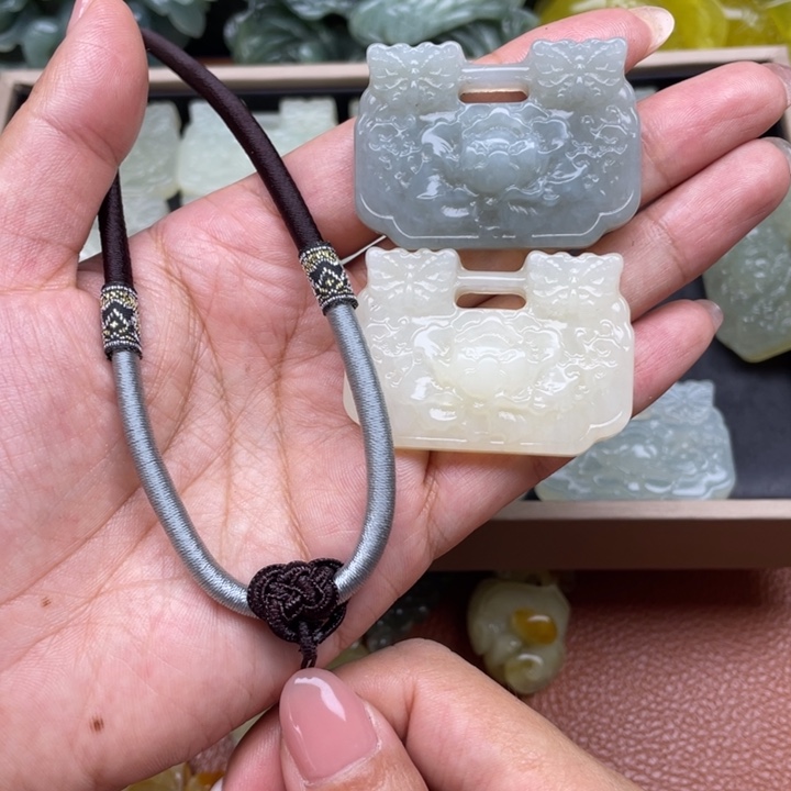 轩***宝蛇纹石玉未镶嵌颈饰