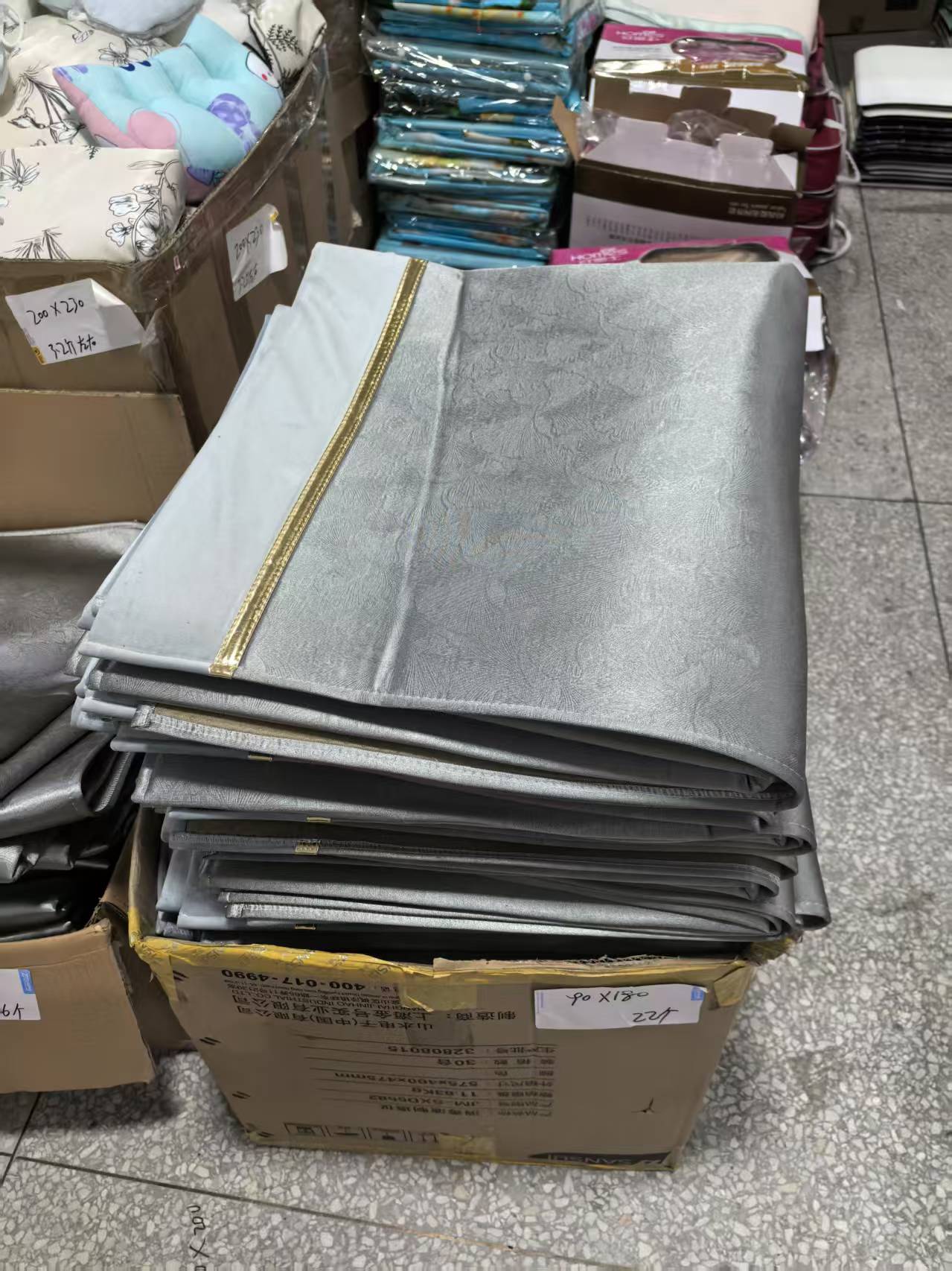 《厚广家》4楼90×180浅灰色带金边款防滑沙发垫 发1张