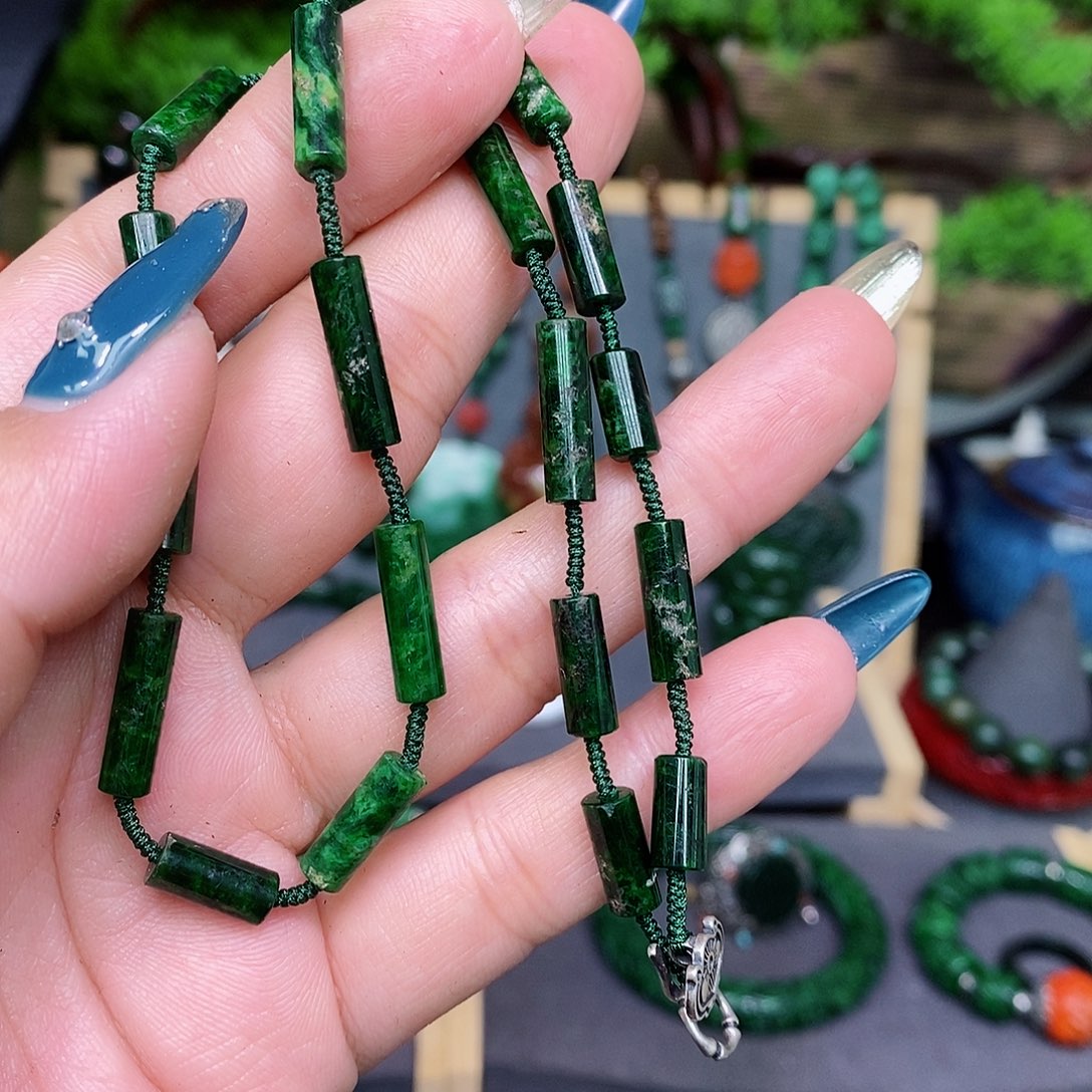 翡翠颈饰未镶嵌漂亮美眉