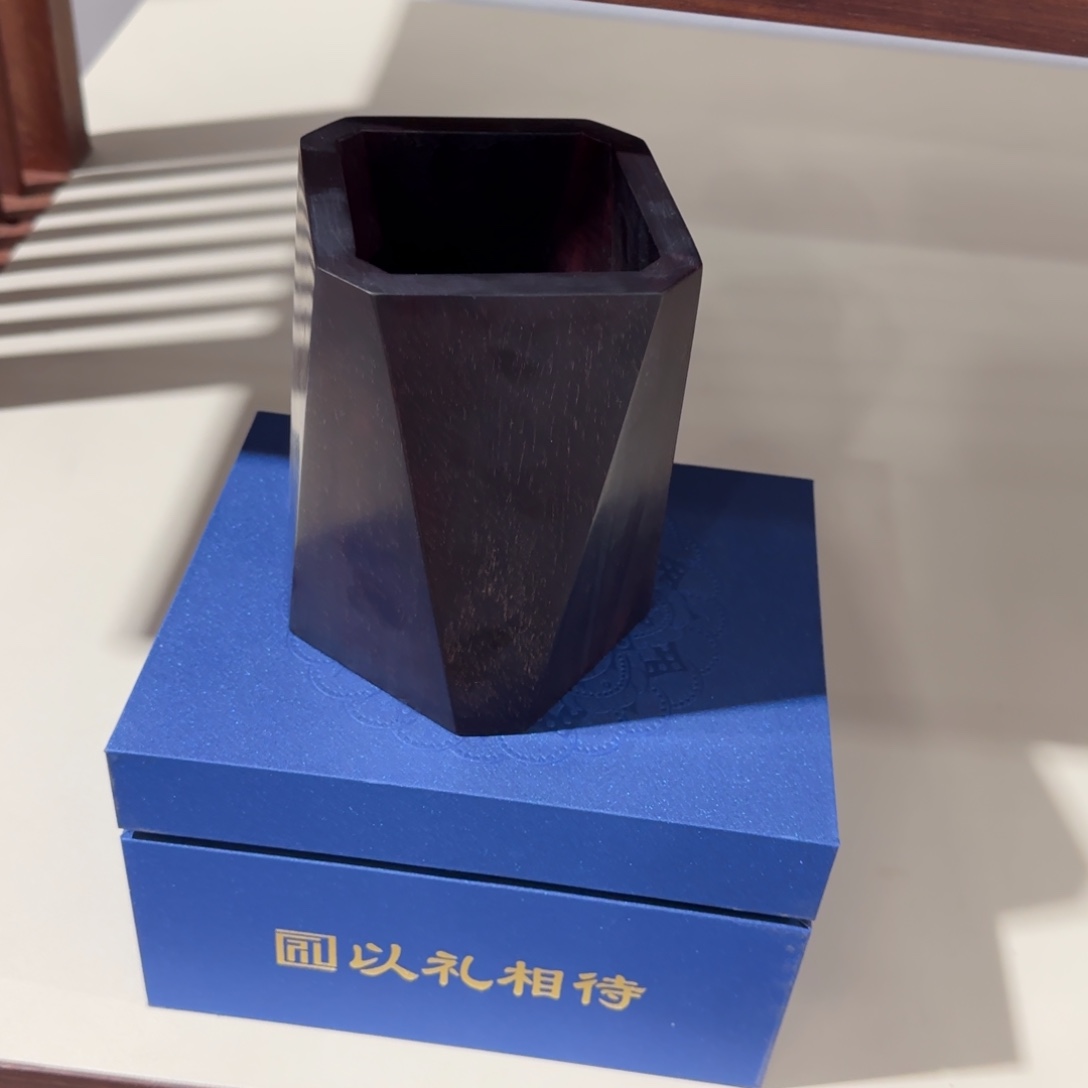 紫檀木类端景台八面玲珑笔筒