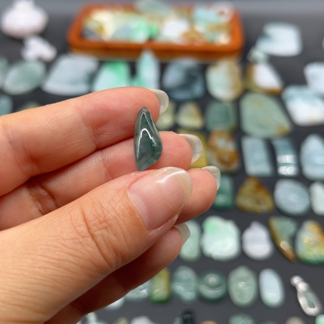 翡翠未镶嵌颈饰随形