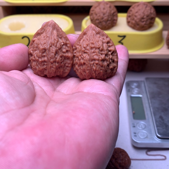 回***头桃核吊坠一抹红好看