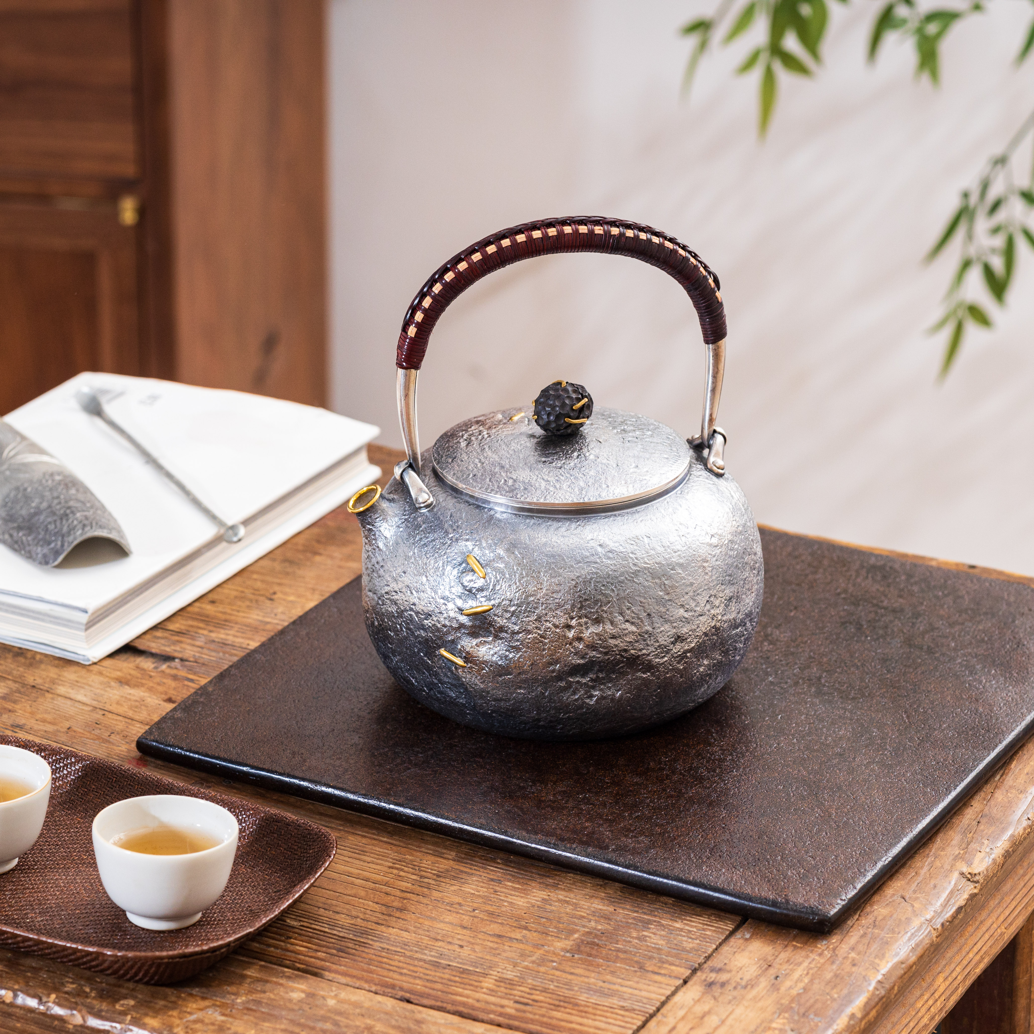 蜂鸟工坊 名匠优选 黑木钮补丁岩纹錾刻舍得包金嘴提梁 MJYXA1290