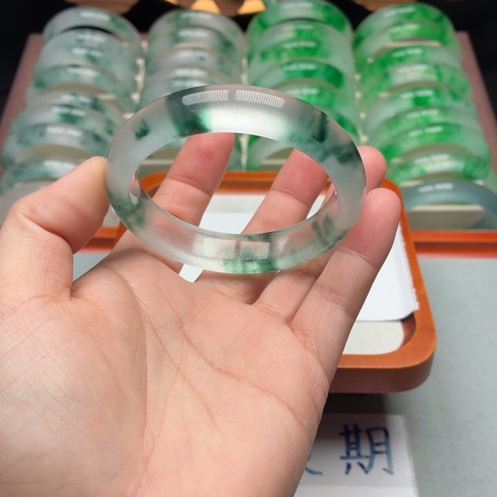 ****坊石英质玉未镶嵌手镯