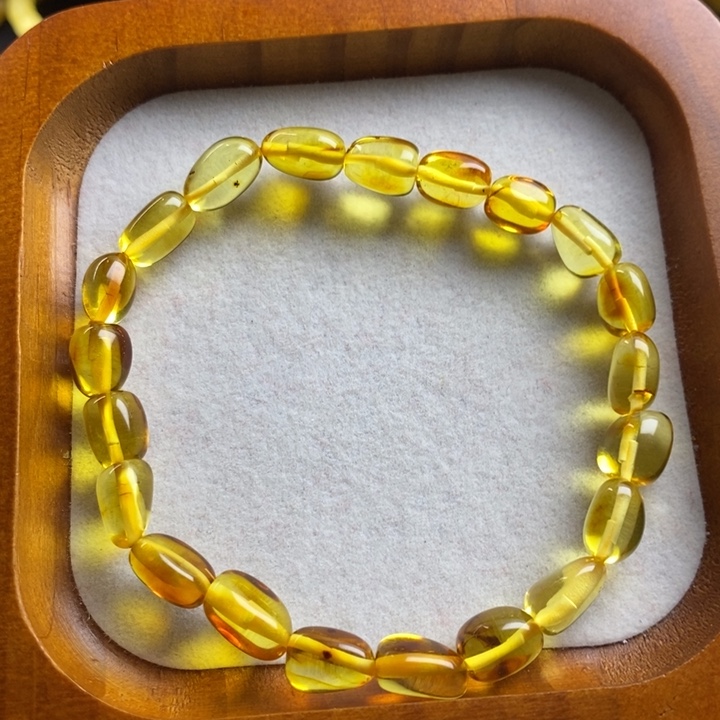 蜜蜡裸石未镶嵌5.9g，个别微瑕