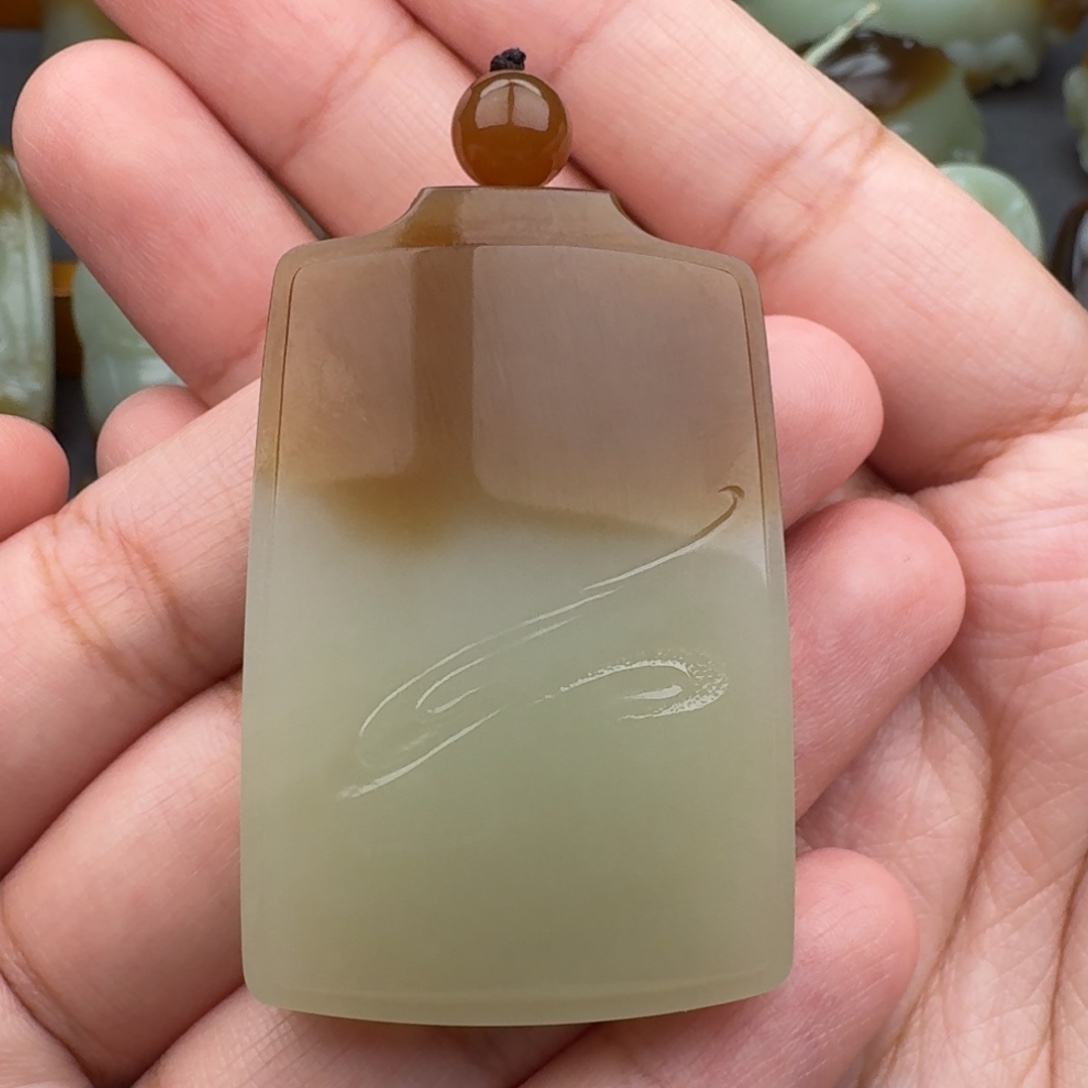 D***齐和田玉未镶嵌颈饰