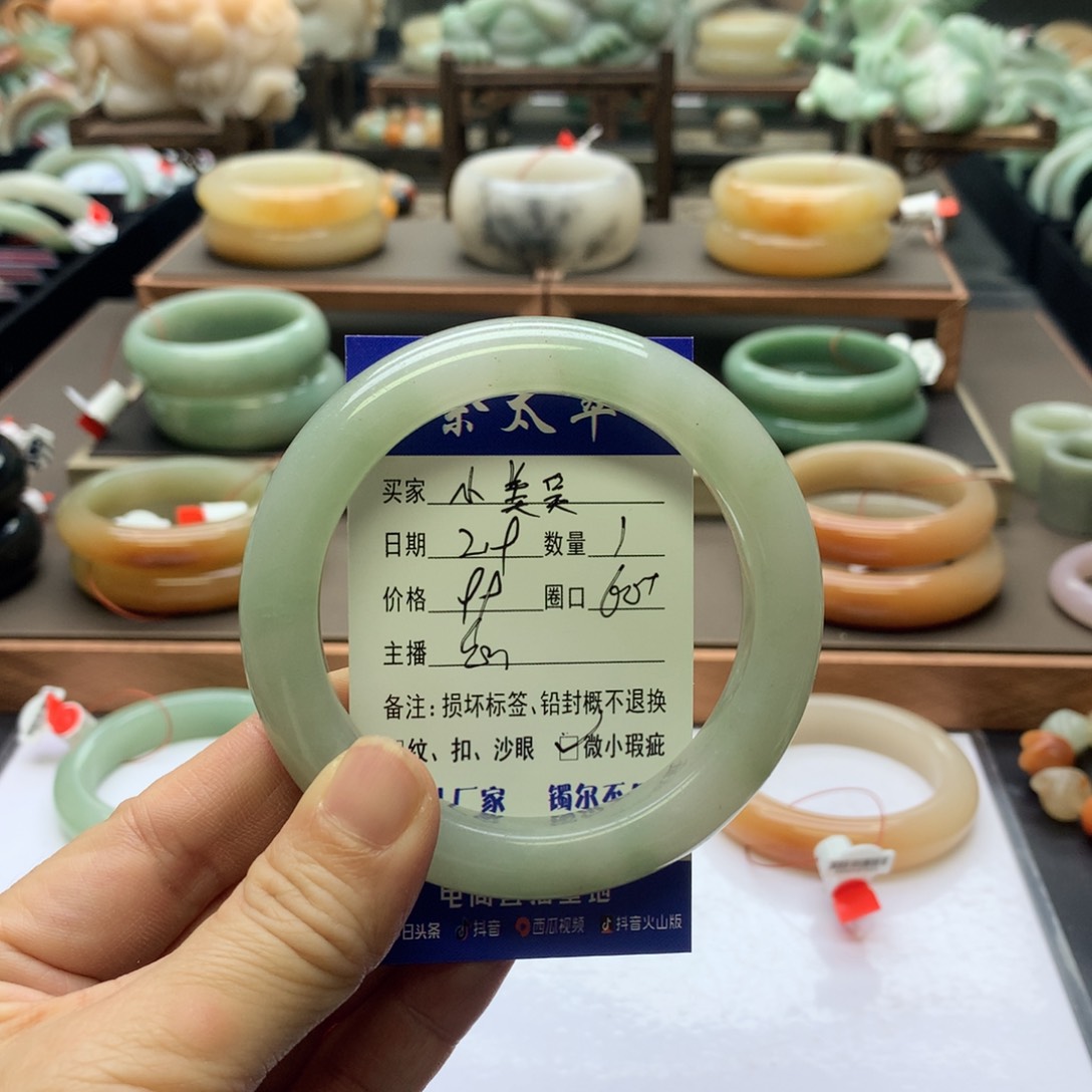 【闪购商品】石英质玉手镯未镶嵌小*吴