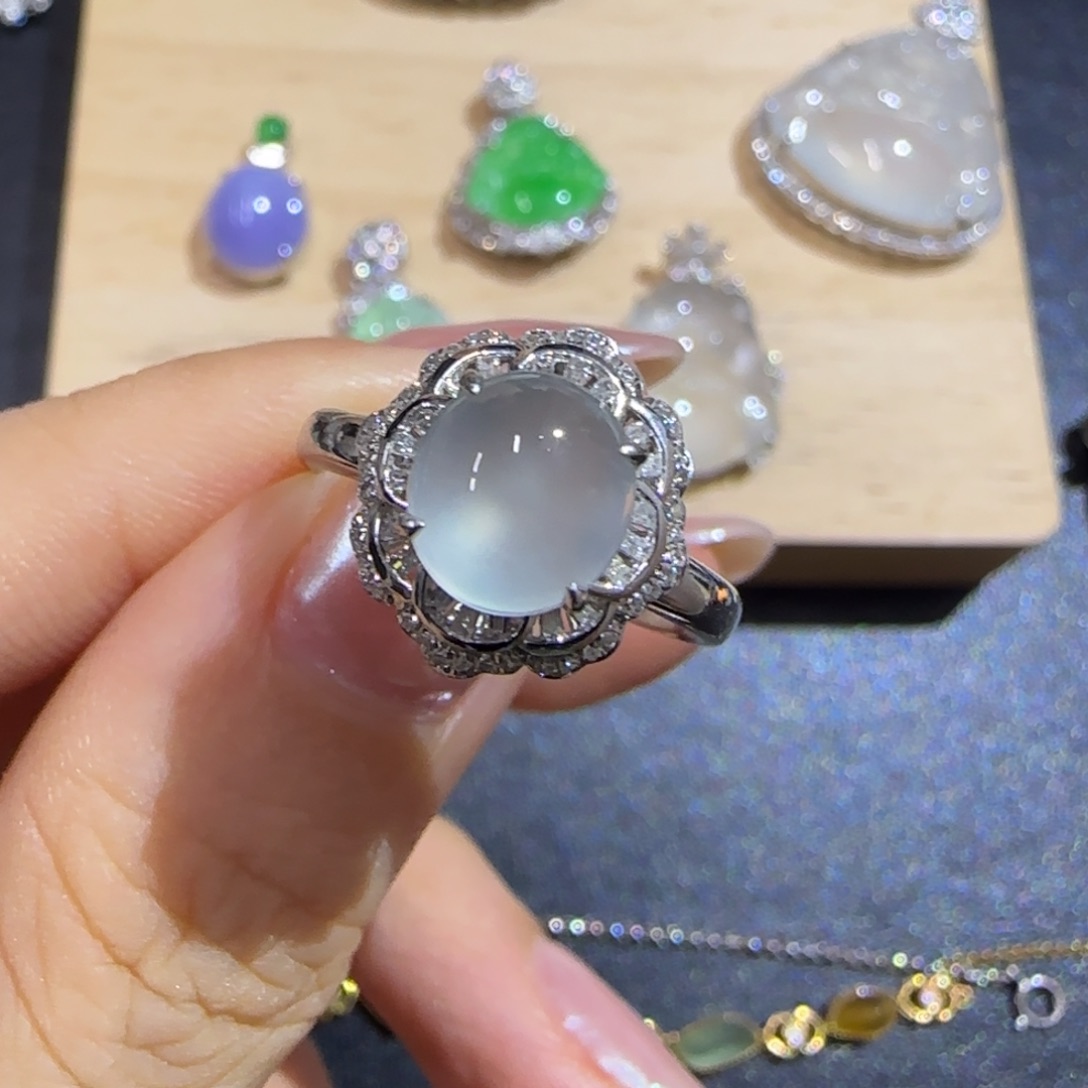 颈饰18K金镶嵌翡翠精品