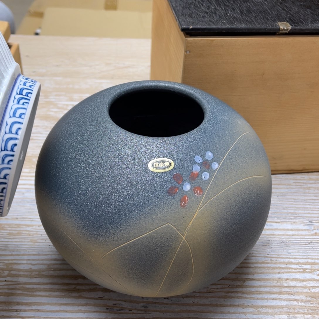 瓷片魔****?密密麻麻地排列着一个