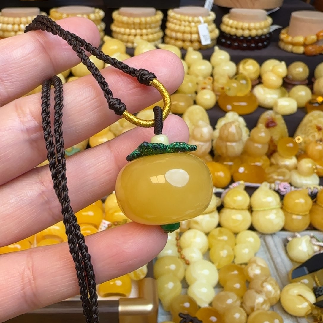 琥珀未镶嵌套链天然俄料鸡油黄蜜蜡柿柿如意吊坠