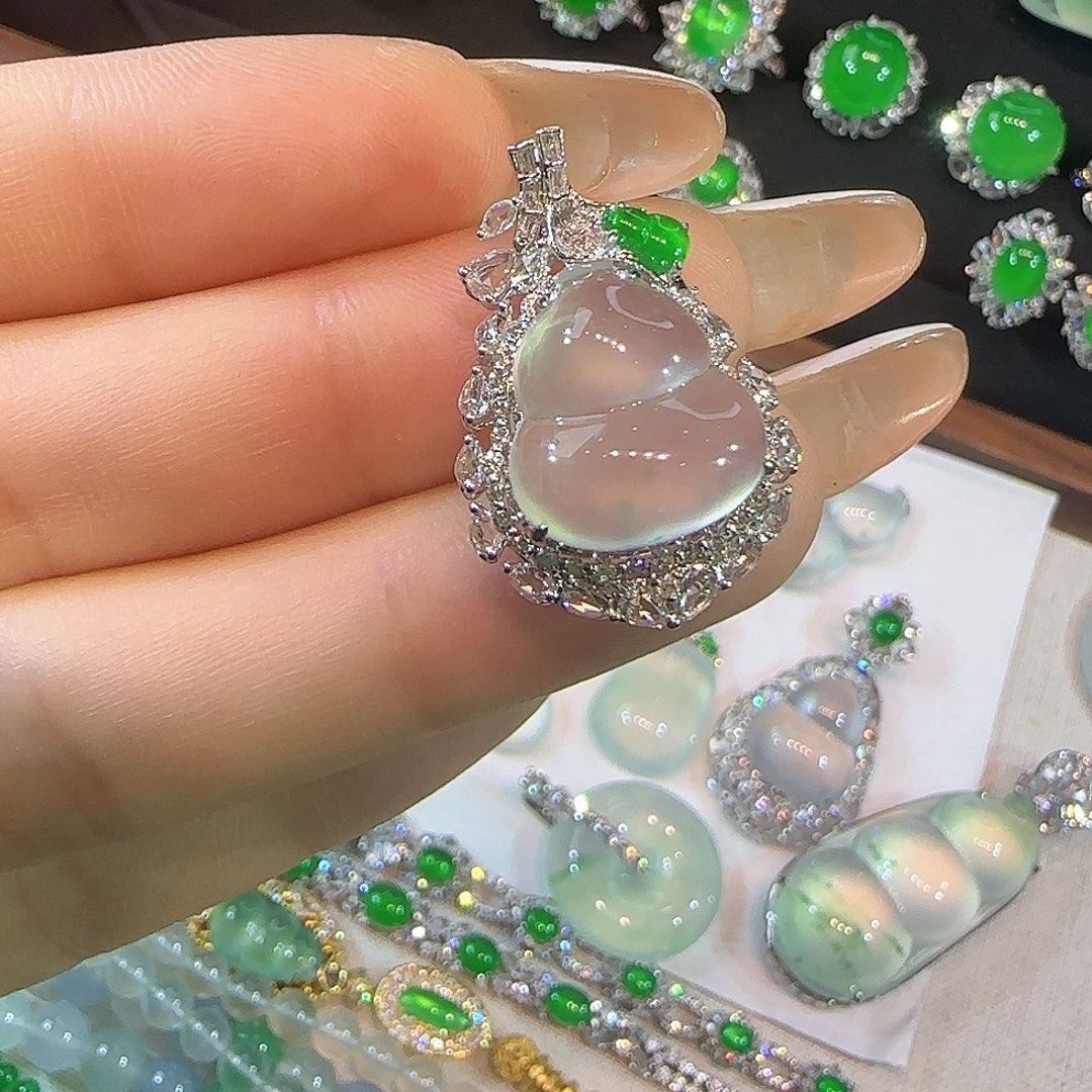 翡翠18K金镶嵌颈饰