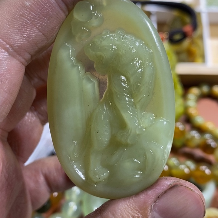 蛇纹石玉颈饰未镶嵌