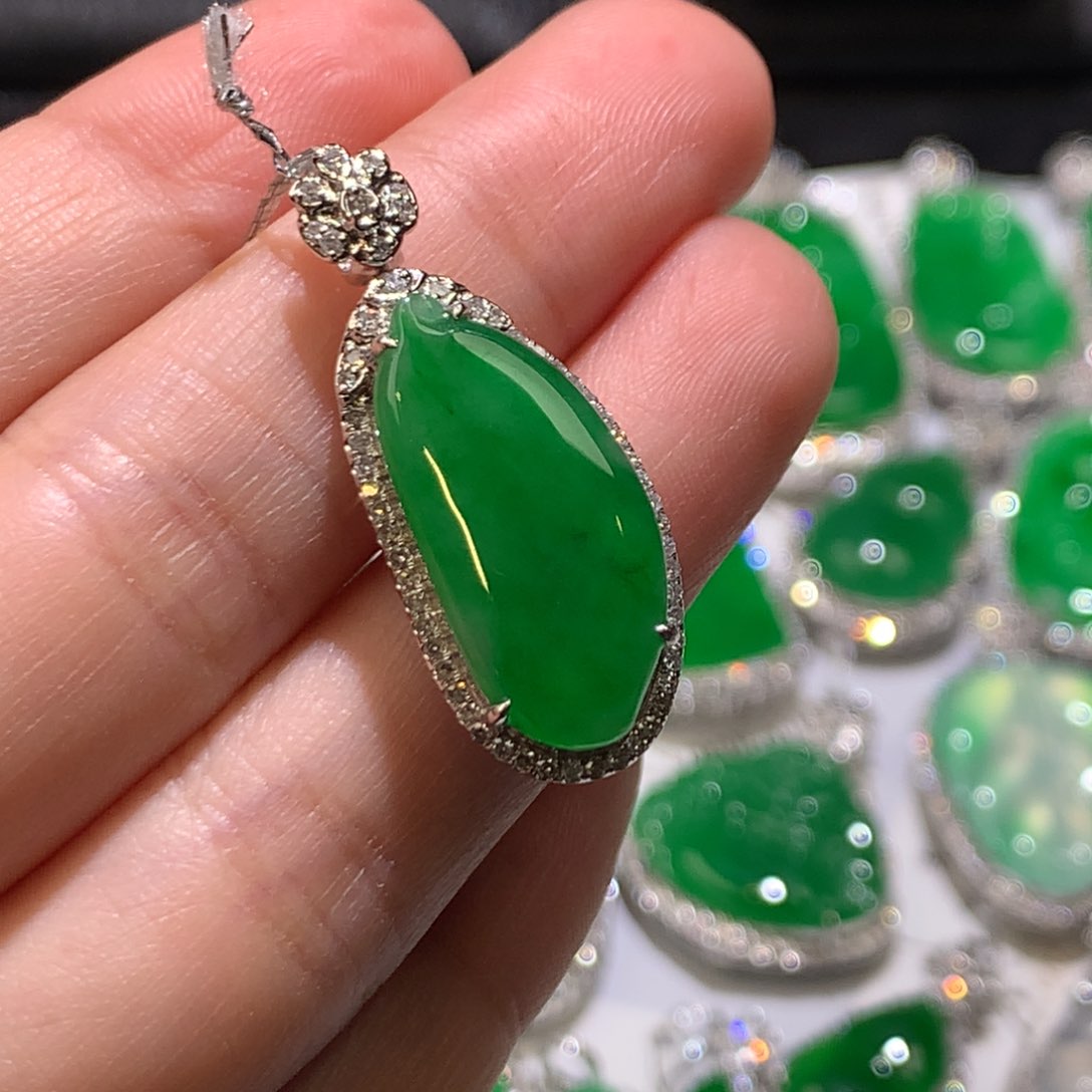 翡翠颈饰18K金镶嵌吊坠