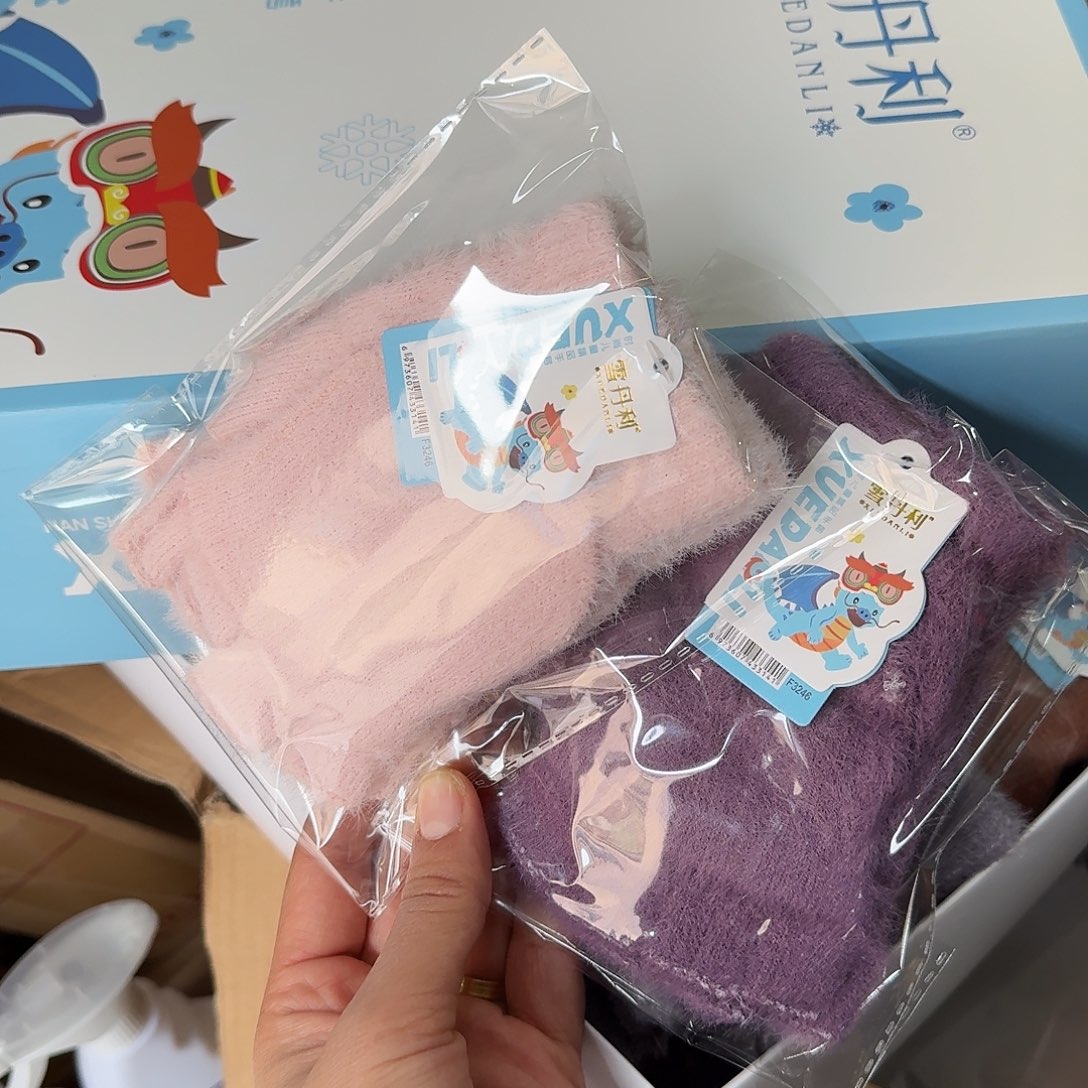 女孩手套到手两件啦啦