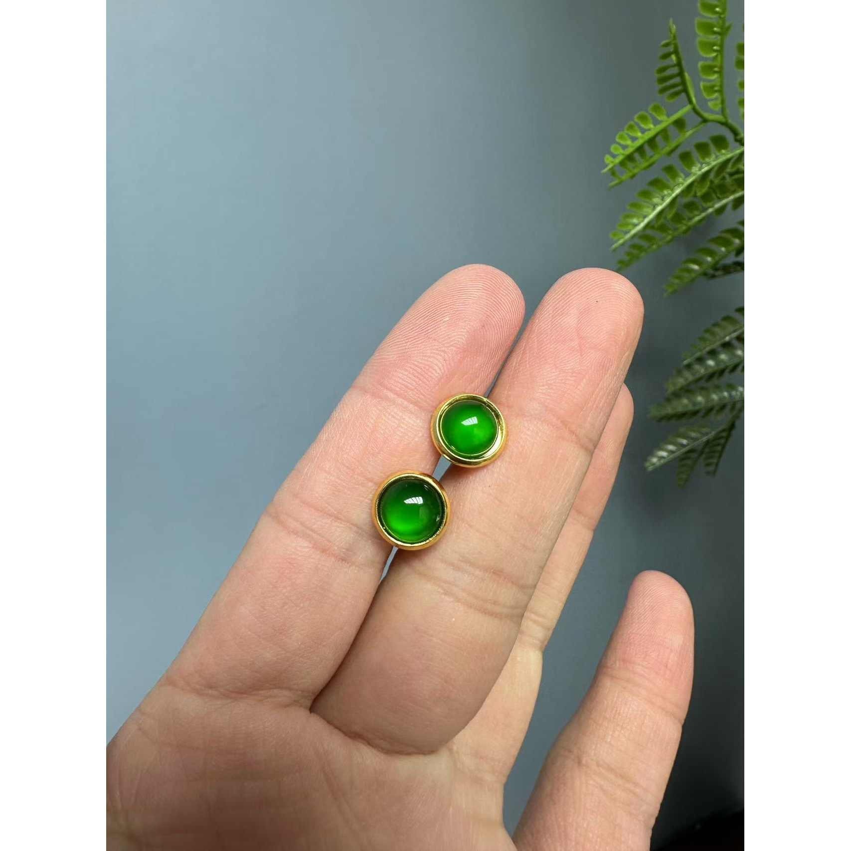 翡翠14k辣绿小圆牌耳针