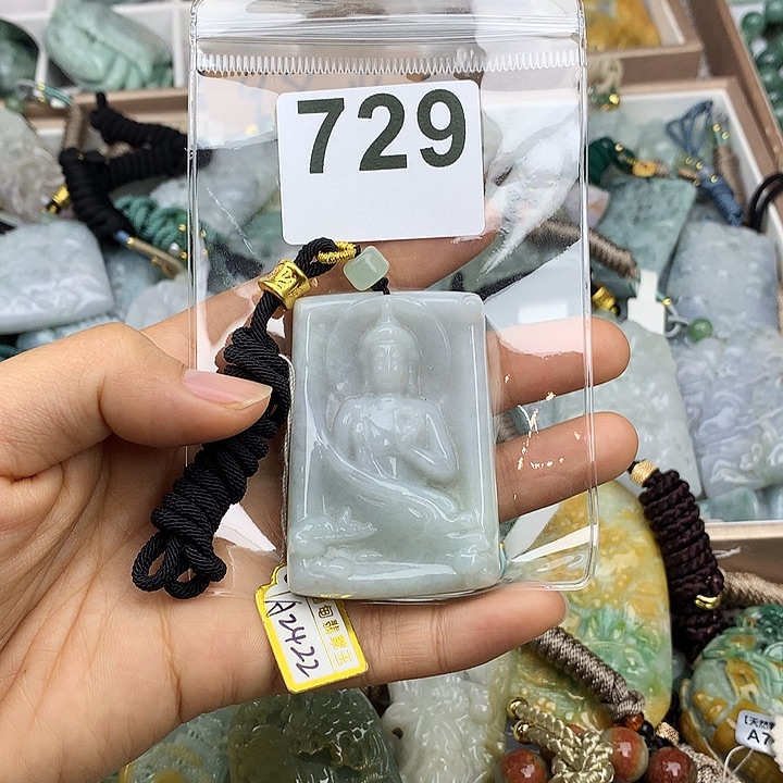 翡翠颈饰未镶嵌虎**空翡翠