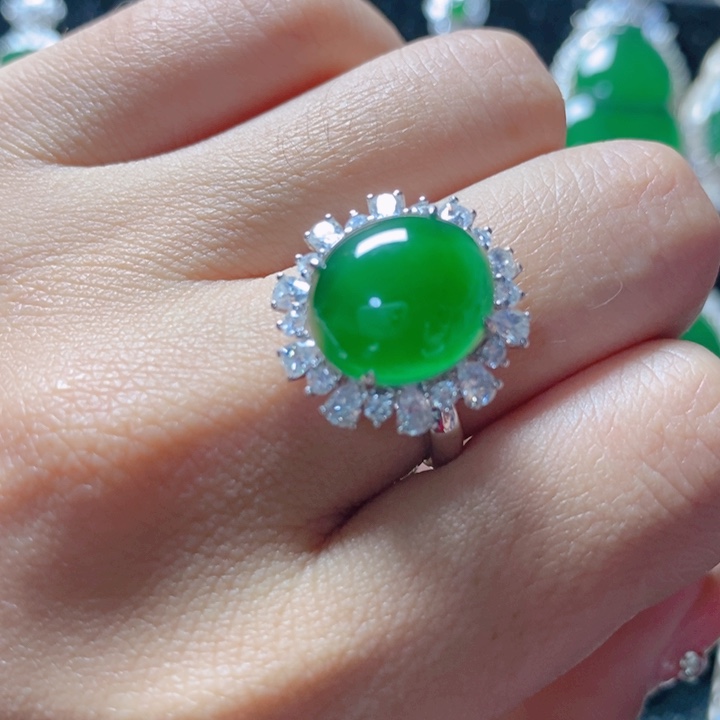 翡翠颈饰18K金镶嵌19。    