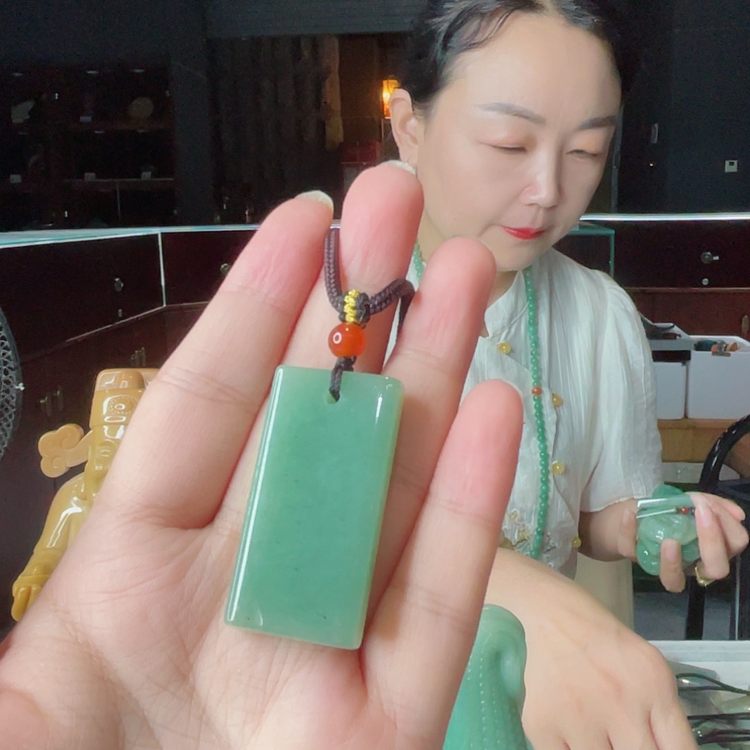 颈饰未镶嵌密玉（石英质玉）