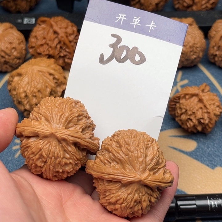文玩核桃吊坠白狮子42精修 300