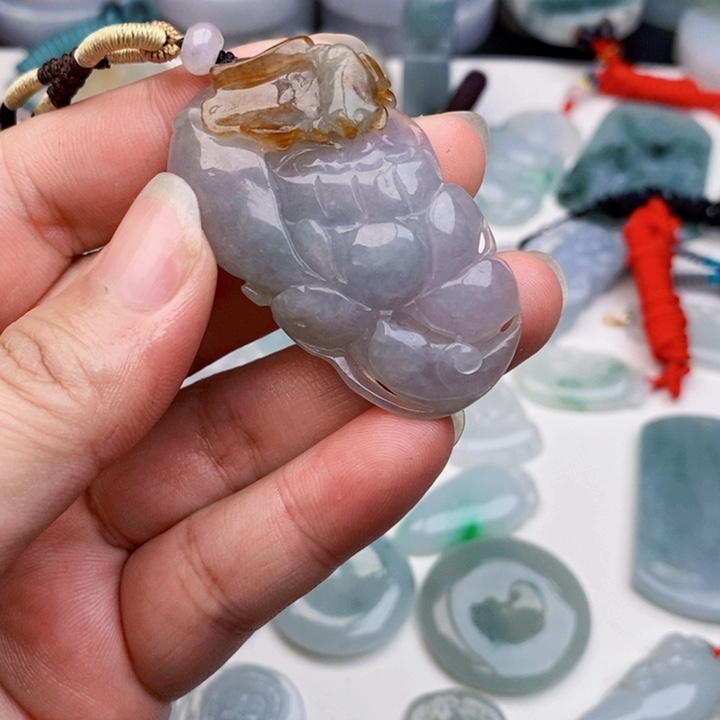 翡翠未镶嵌颈饰莲花