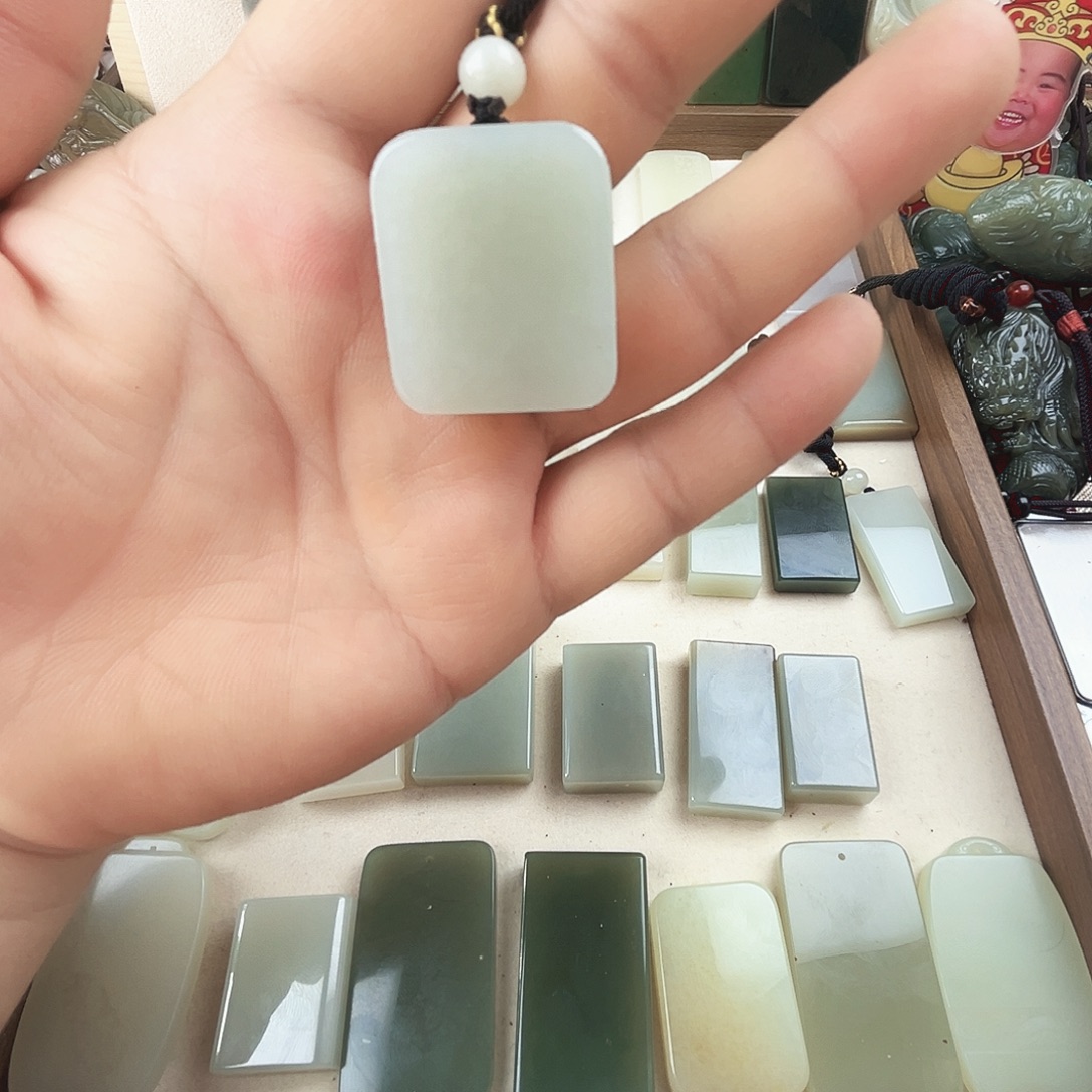 沧***司和田玉未镶嵌颈饰