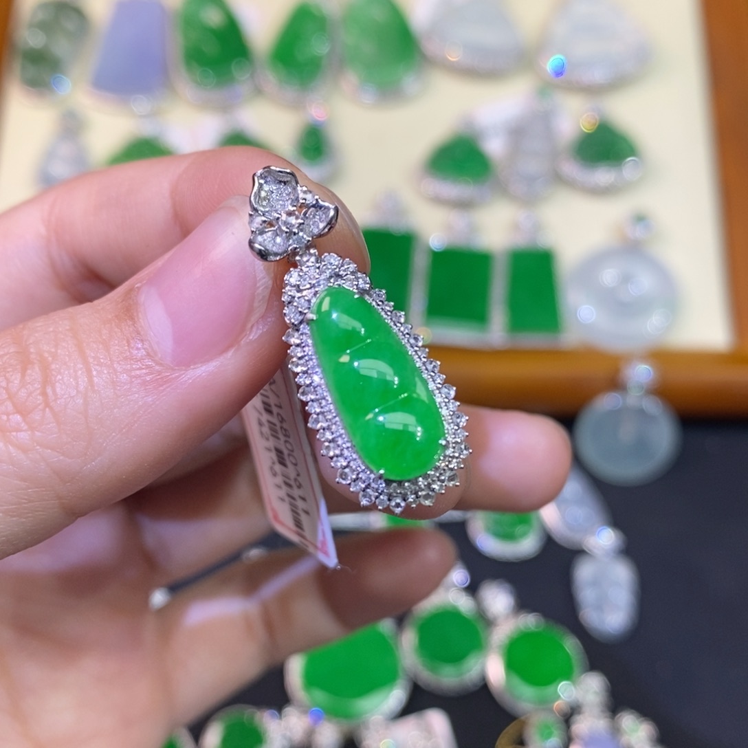 翡翠吊坠(不含链)18K金镶嵌