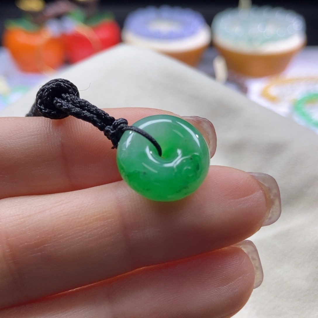 翡翠颈饰未镶嵌辣绿肉扣