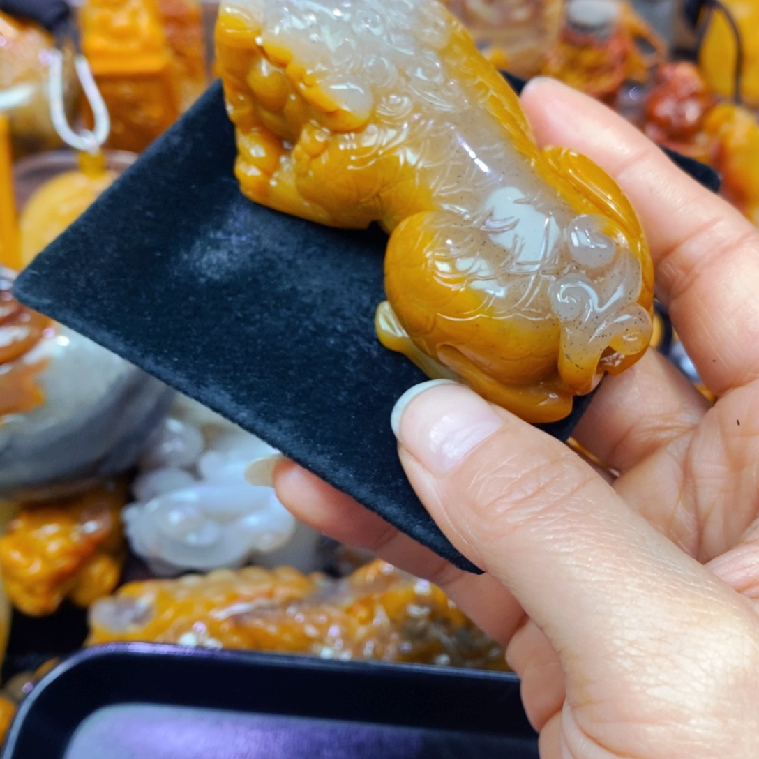 颈饰未镶嵌石英质玉