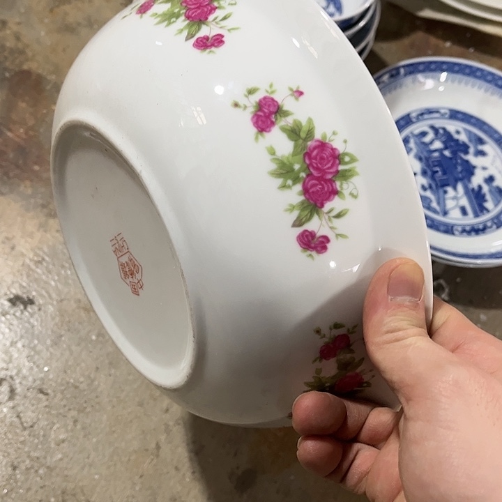 瓷片///////直径24厘米。