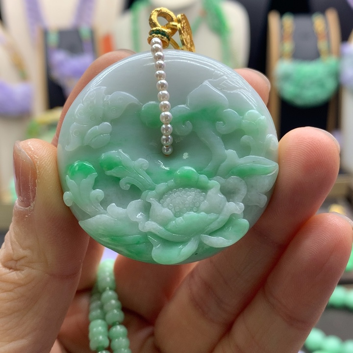 翡翠吊坠(赠链)未镶嵌