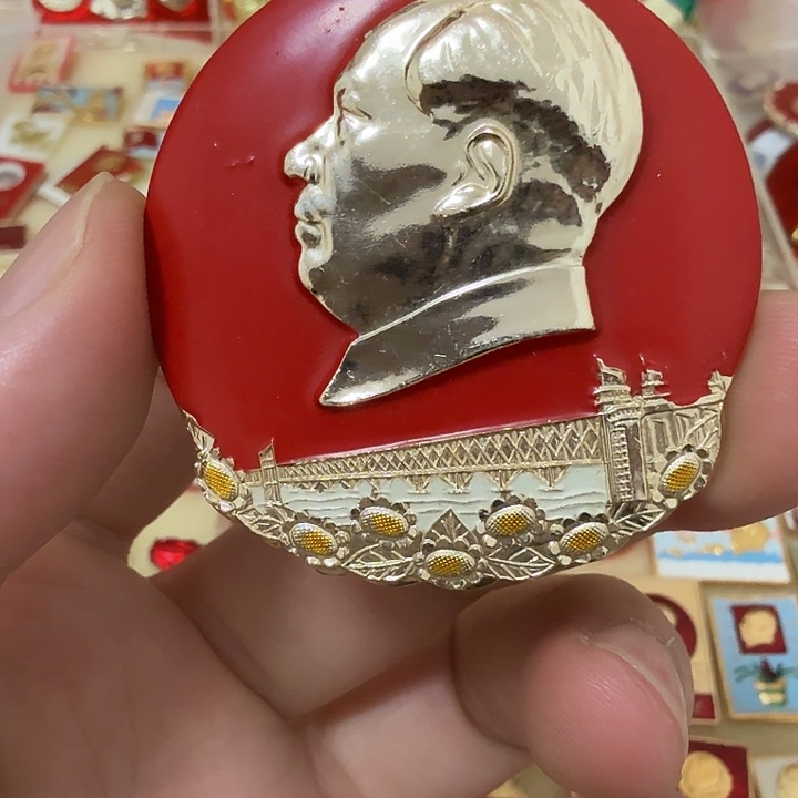 雁***潭铝毛爷爷像章，万岁