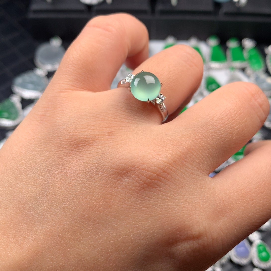 颈饰18K金镶嵌翡翠葡萄肉蛋面