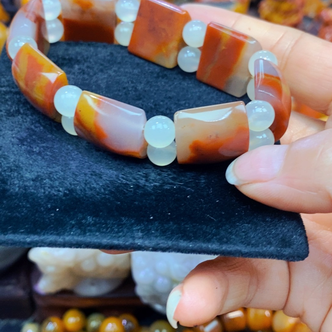 未镶嵌石英质玉（黄龙玉）项链