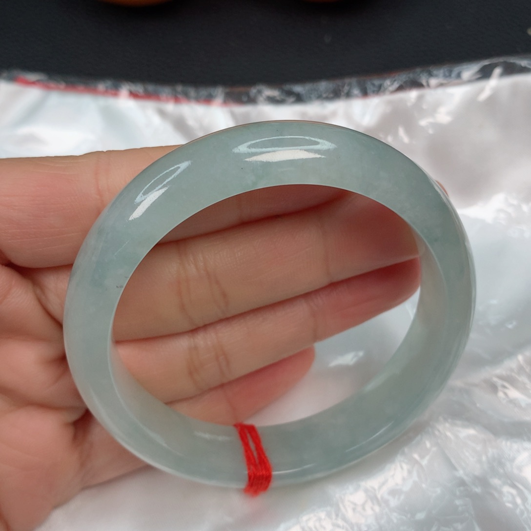 翡翠手镯未镶嵌…………