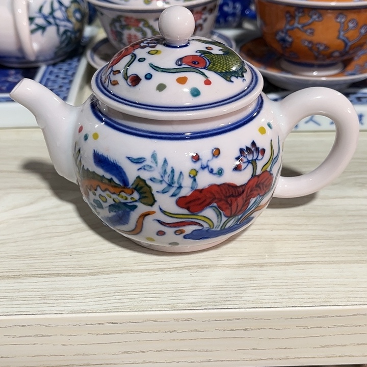 瓷片雨**晴景德镇陶瓷茶壶。红西西