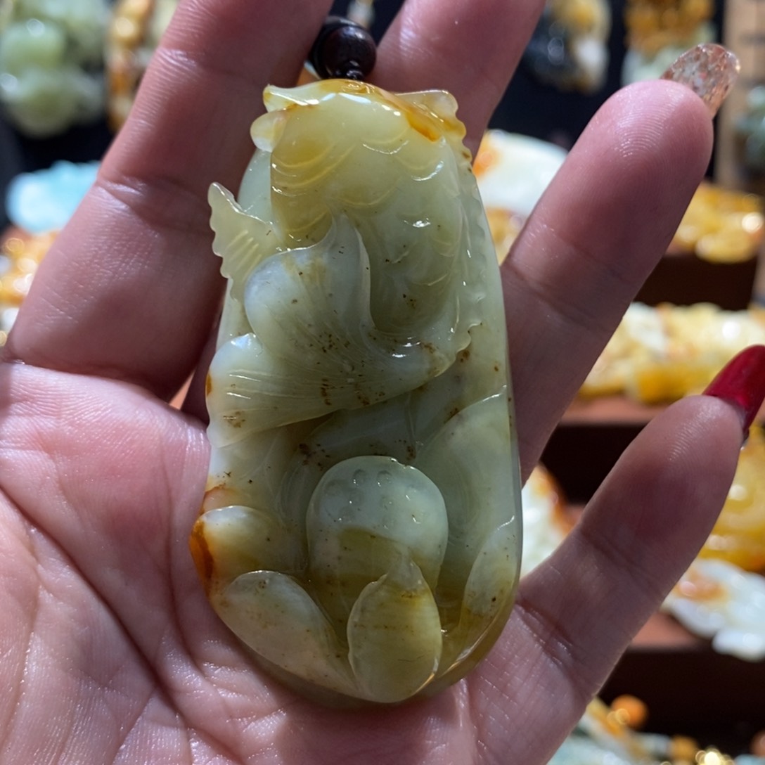 蛇纹石玉颈饰未镶嵌