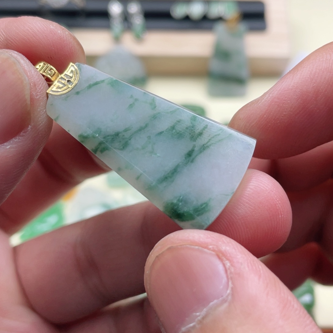 翡翠18K金镶嵌颈饰翡翠