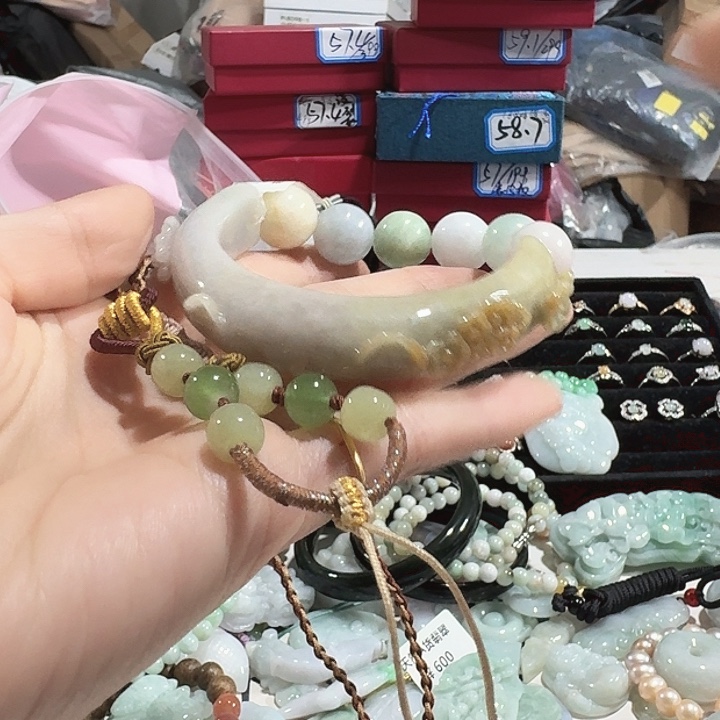 日****翡翠未镶嵌颈饰5124