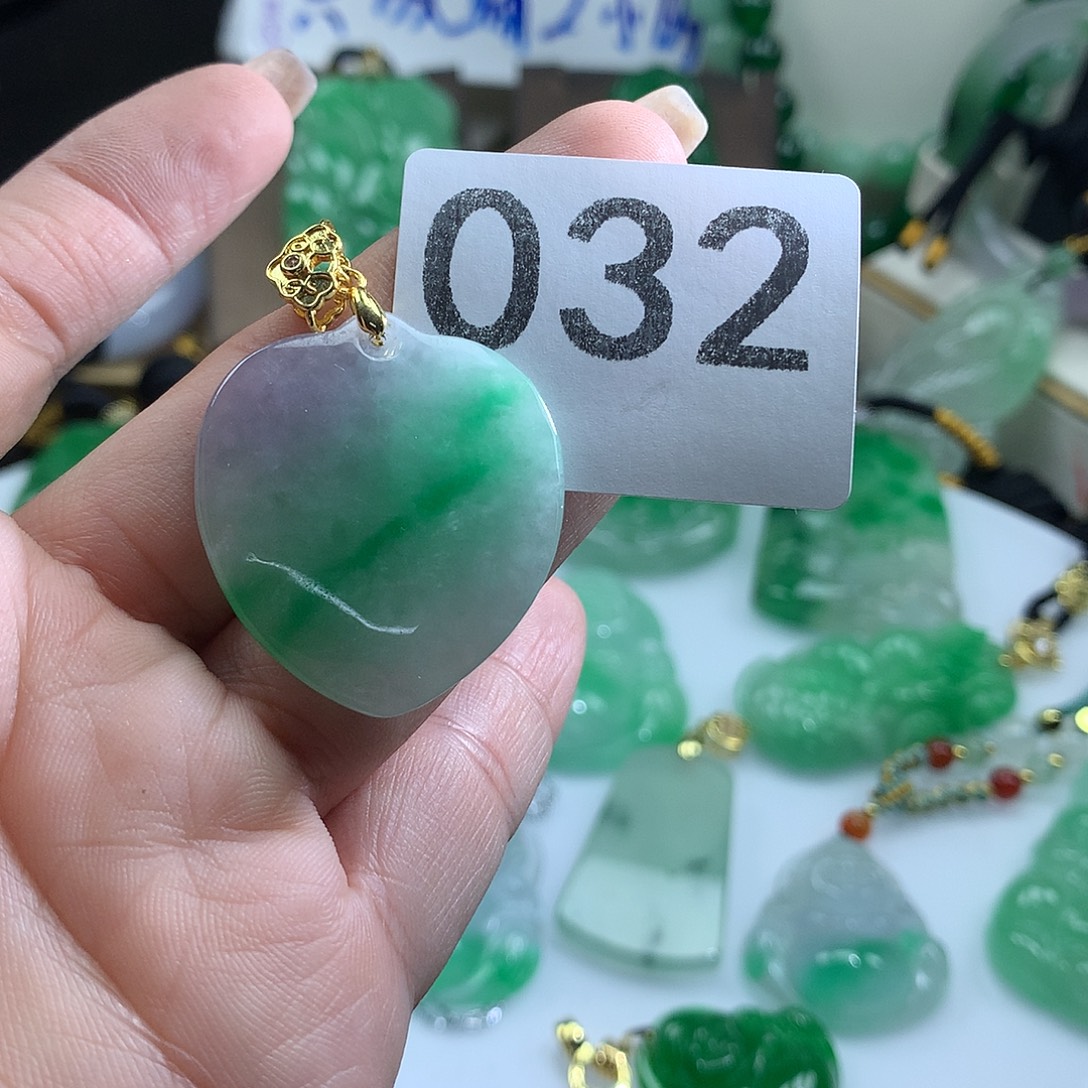 翡翠未镶嵌吊坠(赠链)