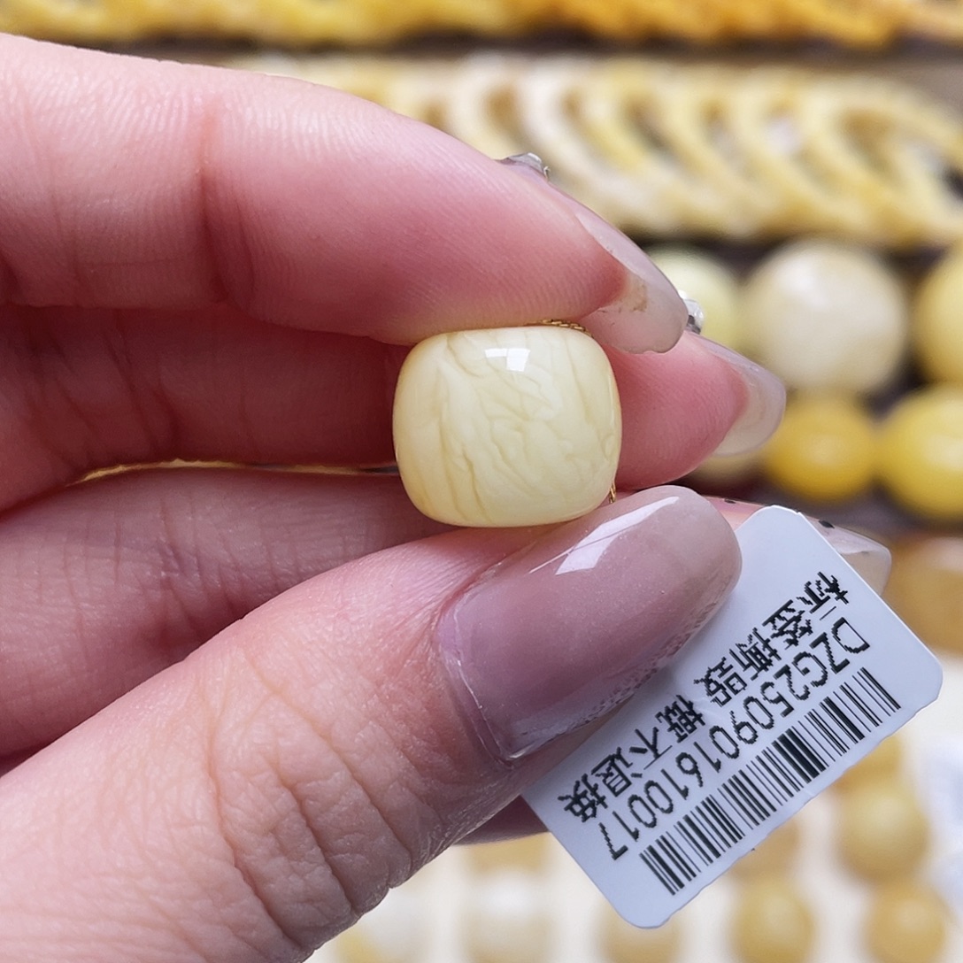 琥珀未镶嵌裸石13.3*11.3mm虎皮老型瑕